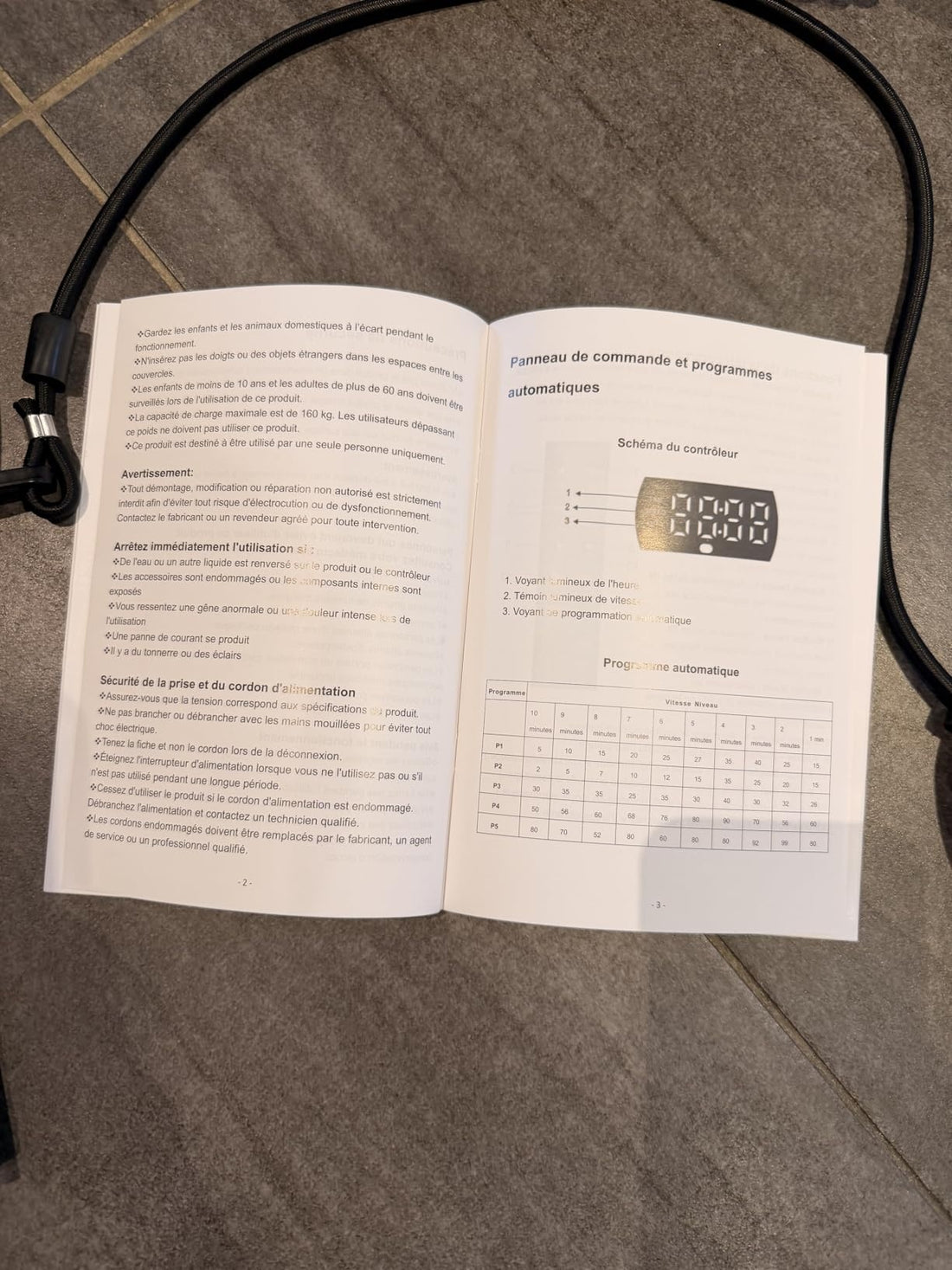 Photo d’un client VibingOne montrant le manuel d’utilisation de sa plaque vibrante